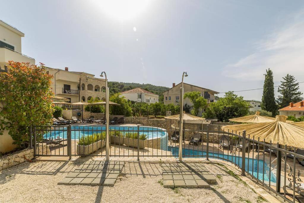 Seaesta Apartment Pool And Beach スラティネ エクステリア 写真